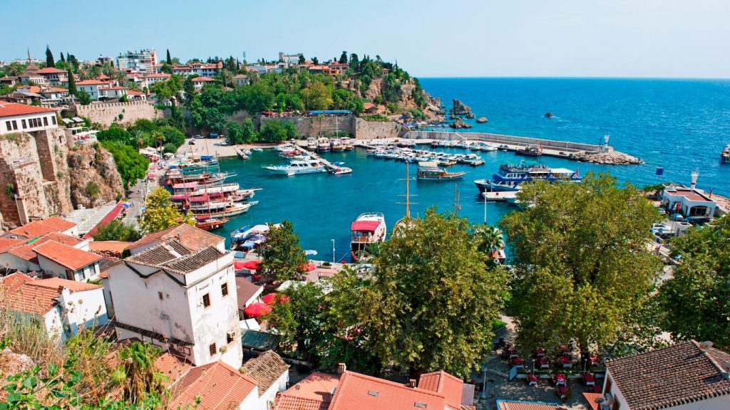 Turismo en Antalya: descubre el paraíso turco entre ruinas, playas y montañas